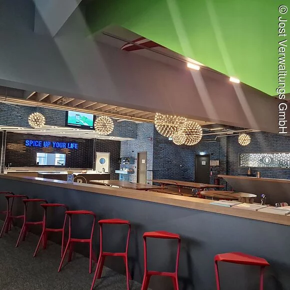 Showküche mit Barhockern