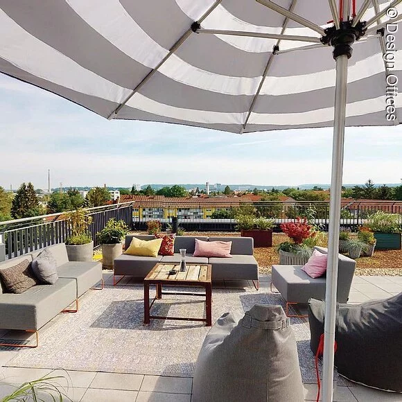 Dachterrasse Design Offices Dachterrasse mit Sitzmöglichkeiten des Design Offices in Erlangen