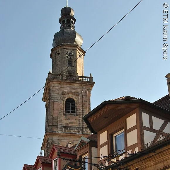 Altstädter Kirchturm - im Vordergrund Lammspiele