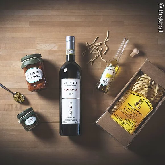 Brakhoff Gewürze, Öl, Nudeln, Wein, Löffel mit Gewürzen