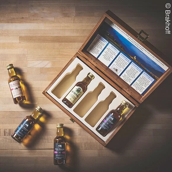 Brakhoff Kiste mit fünf Whisky-Fläschchen, Probiergrößen, Beschreibung im Deckel