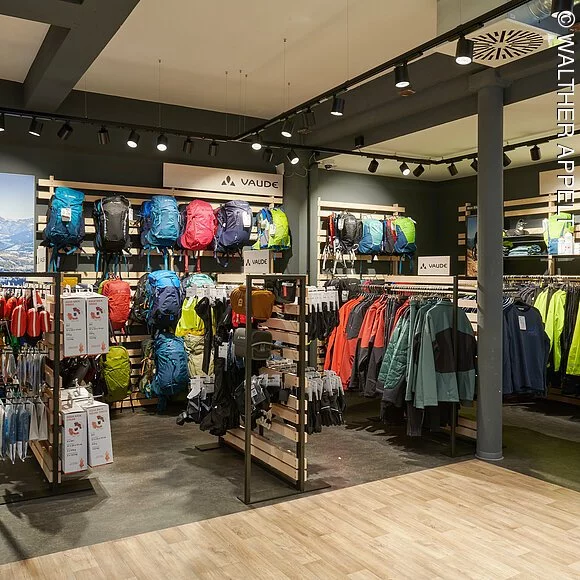 Verkaufsraum innen, Ständer mit Funktionsjacken, Rucksäcken, Zubehör