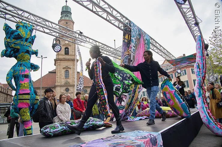Figurentheaterfestival 2023 Erlangen Mukenge Schellhammer_Jagdfieber am Erlanger Hugenottenplatz