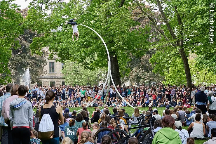 Figurentheaterfestival 2023 Erlangen Chloe Moglia_Horizon im Erlanger Schlossgarten