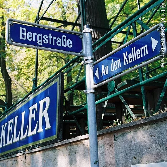 Die Bierkeller am Erlanger Burgberg, verwandeln sich zur Erlanger Bergkichweih in einen großen Biergarten unter Eichen.