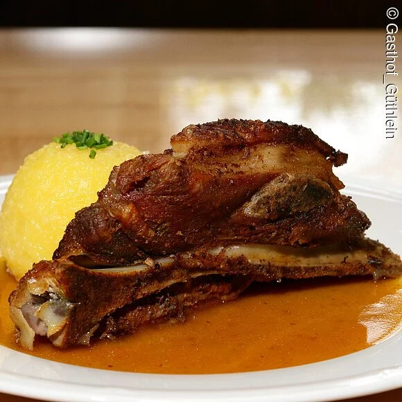 Restaurant Güthlein Schäuferle mit Kloß im Gasthof Güthlein Zur Einkehr in Erlangen-Büchenbach.