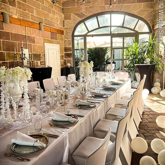 Foyer Schwarzer Adler Uttenreuth festlich gedeckte Tafel im Schwarzen Adler