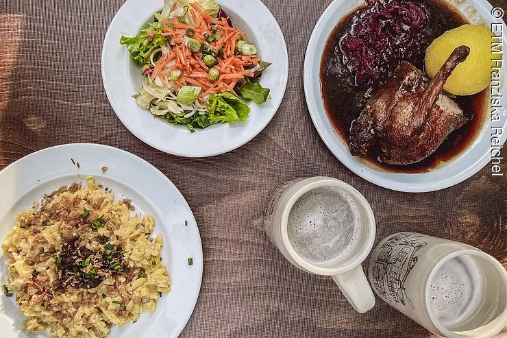 Essen und Trinken auf dem Entla's Keller