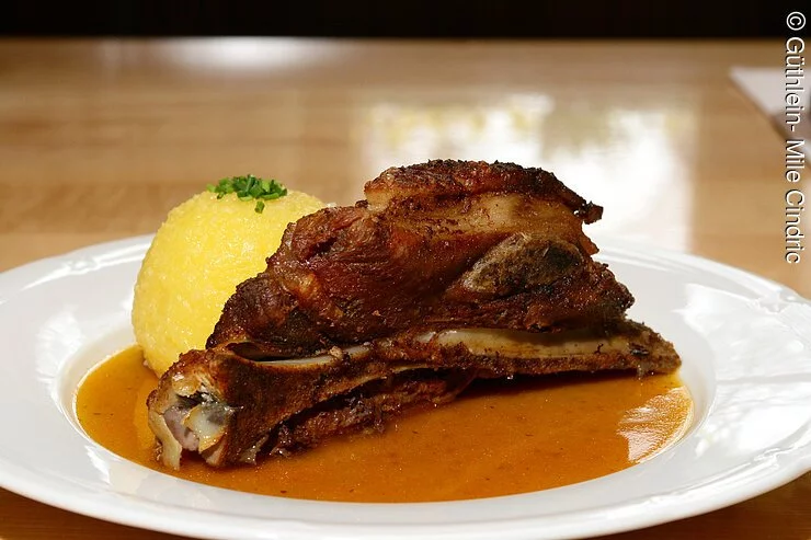 Schäuferle mit Kloß im Gasthof Güthlein Zur Einkehr in Erlangen-Büchenbach.