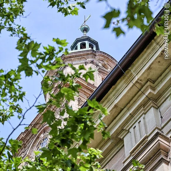 Blick von unten auf die Turmspitze der Neustädter Kirche