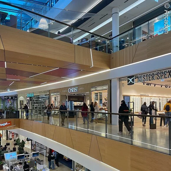 Arcaden Innenansicht mit Blick auf Unter- Erd- und Obergeschloss