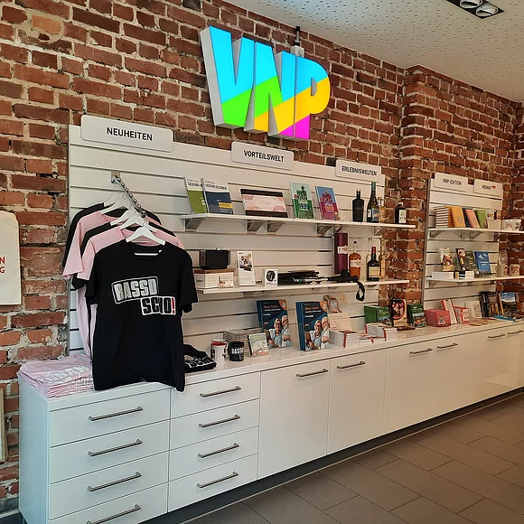 Verkaufsstelle der Erlanger Nachrichten mit Geschenkartikeln