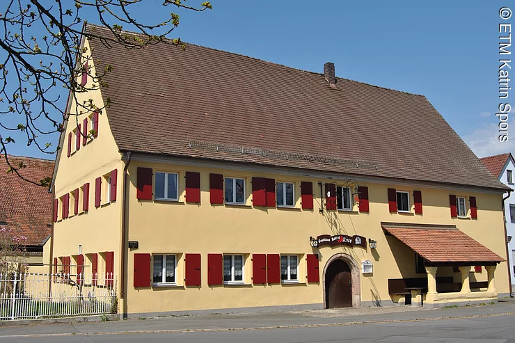 Gasthaus "Rotes Ross", 1609 mit Fuhrmannseinkehr und Vorplatzüberdachung