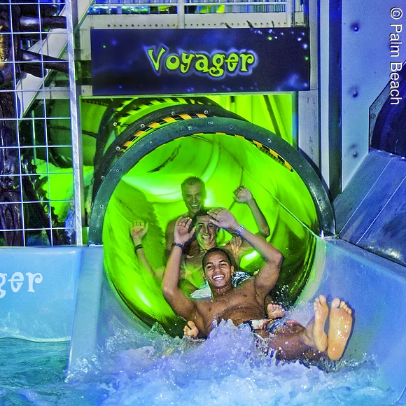 Rutsche mit Leuten im Wasser