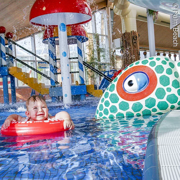 Kinderbecken Palm Beach mit lachendem Kind im Wasser