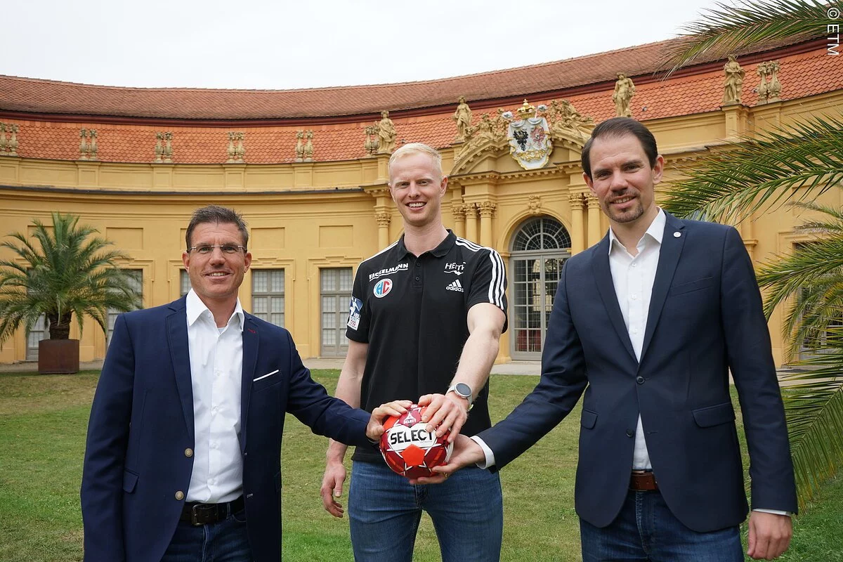 Kooperationsverlängerung: Christian Frank, Sebastian Firnhaber und René Selke (v.l.n.r.) Kooperationsverlängerung: HC Erlangen und City-Management Erlangen / Erlanger Tourismus und Marketing Verein sowie E