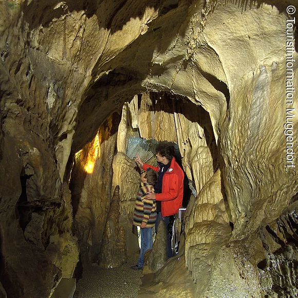 Frau und Kind in Grotte