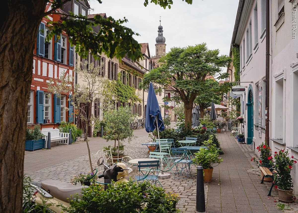 Blick in die Schiffstraße mit Altstädter Kirche im Hintergrund