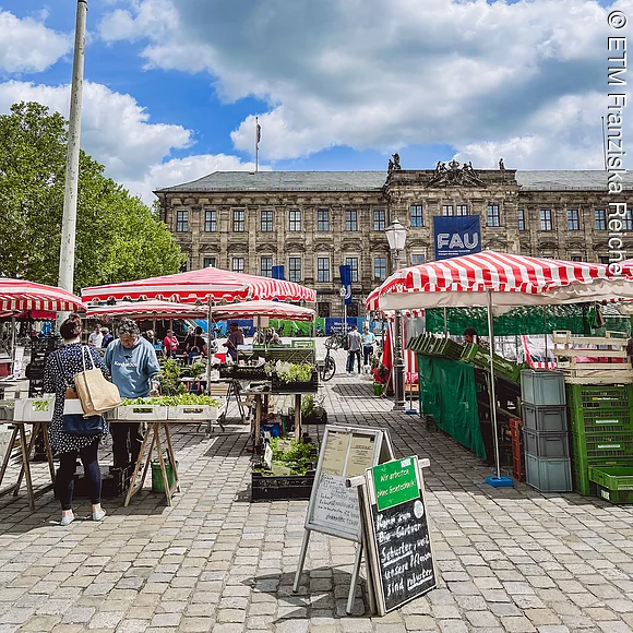 Blick auf den Erlanger Wochenmarkt
