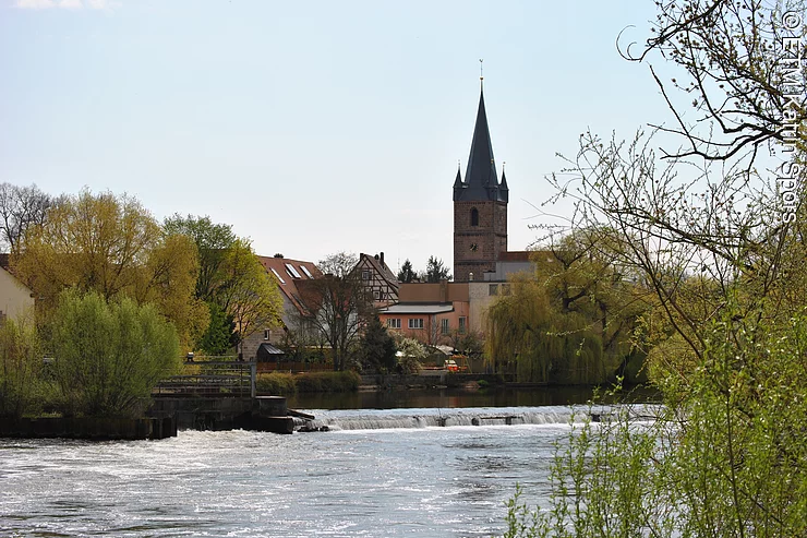 Blick von der Brücke auf die Brucker KJirche