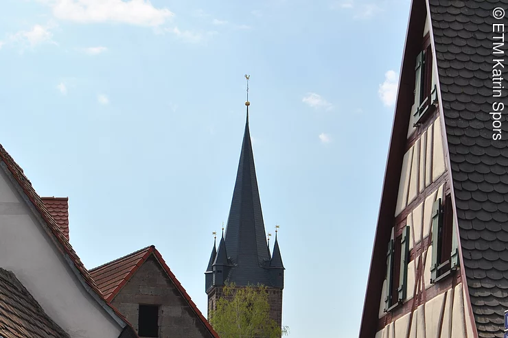 alte Gasse mit Blick auf Kirche