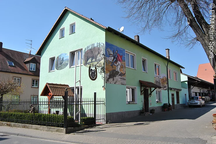bemaltes Haus Haus mit farbigen Malereien an der Außenfassade