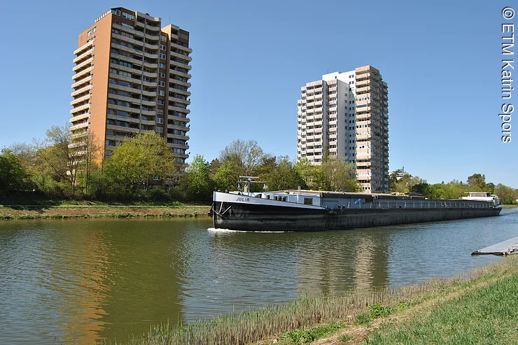 Kanalblick mit Schiff Kanalblick mit Schiff