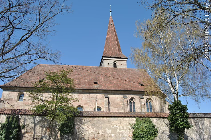 Kirche mit Mauer Blick auf die Büchenbacher Kirche mit großer Mauer im Vordergrund