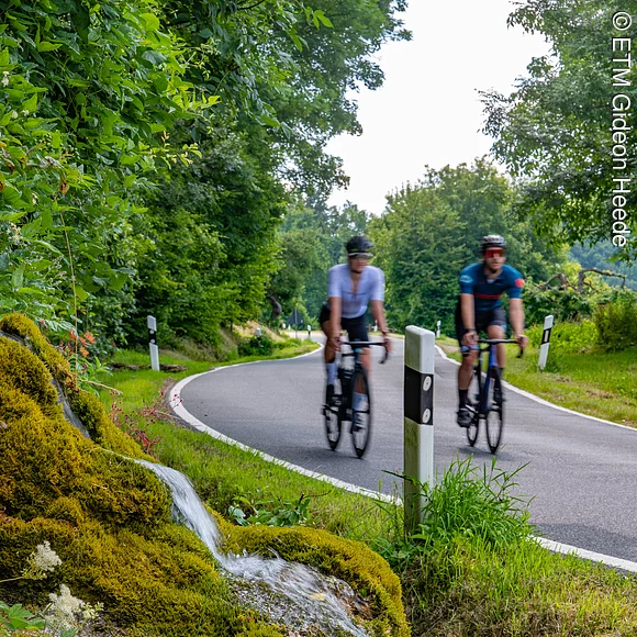 Gravelbike und Rennrad auf einer Landstraße in Erlangen