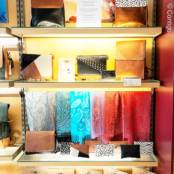 Contigo Regal mit verschiedenen Taschen, Portemonnaies