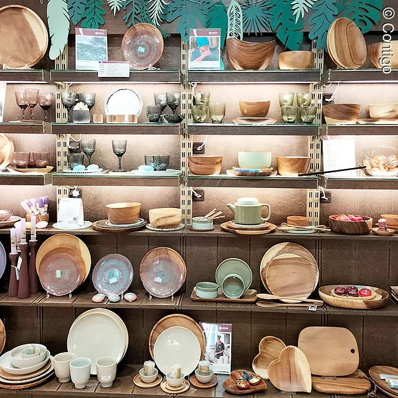 Contigo Regale mit verschiedenen Keramikarbeiten