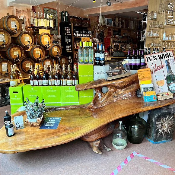 Decantus großes Holzbrett mit Artikeln In der Mitte des Geschäftes großes Holzbrett, das zuer Präsentation verschiedener besonderer Artikel dient