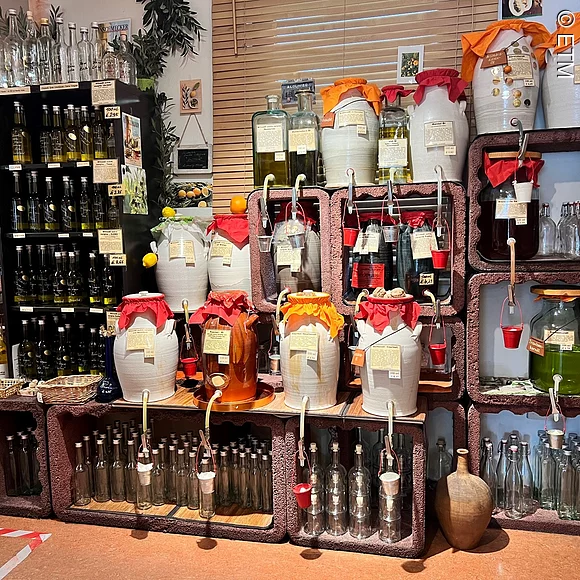 Decantus Innenraum Regal im Innenraum mit vielen Produkten