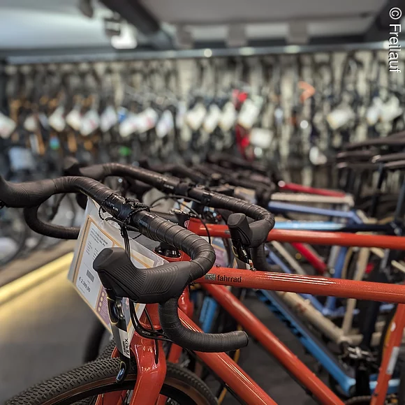 Verkaufsraum Fahrräder, vorne zwei rote, dahiner viele unscharf
