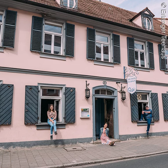 Teehaus von außen, mit drei Personen