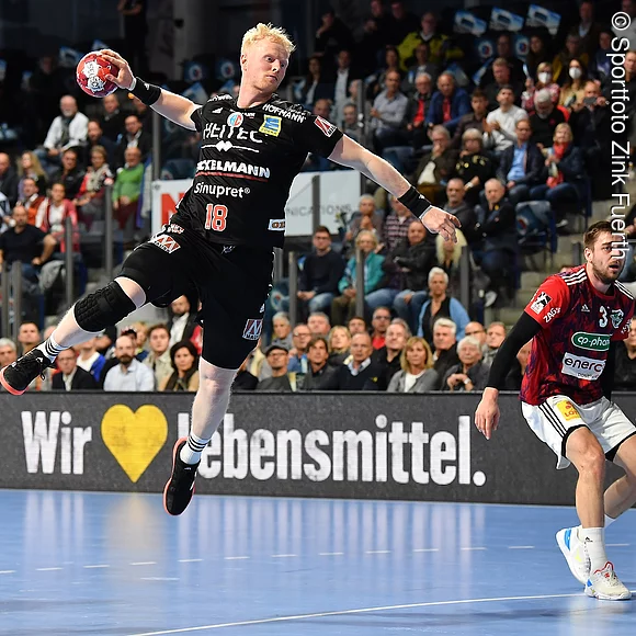21.10.2021 --- Handball --- 1. Bundesliga LIQUI MOLY HBL --- Saison 2021 2022 ---  08. Spieltag: HC Erlangen Metropolregion N¸rnberg HCE - TSV Hannover Burgdorf  ( Die Recken )--- Foto: Sport-/Pressefoto Wolfgang Zink / WoZi --- Sebastian Firnhaber (18, HC Erlangen HCE )