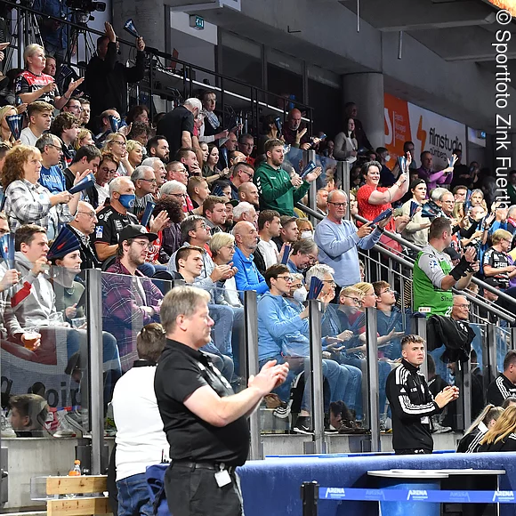06.10.2021 --- Handball --- DHB-Pokal LIQUI MOLY HBL --- Saison 2021 2022 --- Runde 2 : HC Erlangen Metropolregion N¸rnberg HCE - SG Flensburg-Handewitt --- Foto: Sport-/Pressefoto Wolfgang Zink / OGo --- Symbolbild Symbolfoto Feature Impression - Zuschauer / Publikum / Fans des HCE jubeln feiern feuern Mannschaft / Team an
