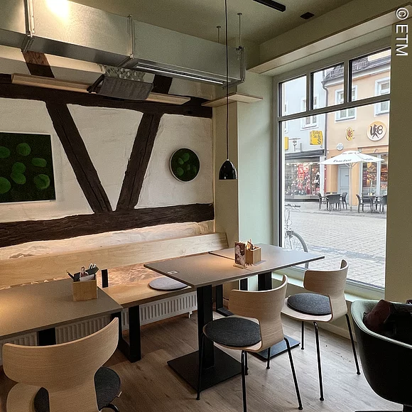 Innenraum mit Blick auf Straße, freigelegte Fachwerkbalken