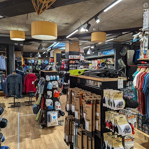 Verkaufsraum innen mit viel Zubehör