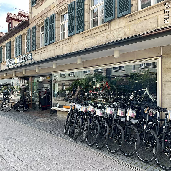 Geschäft von außen mit vielen Fahrrädern