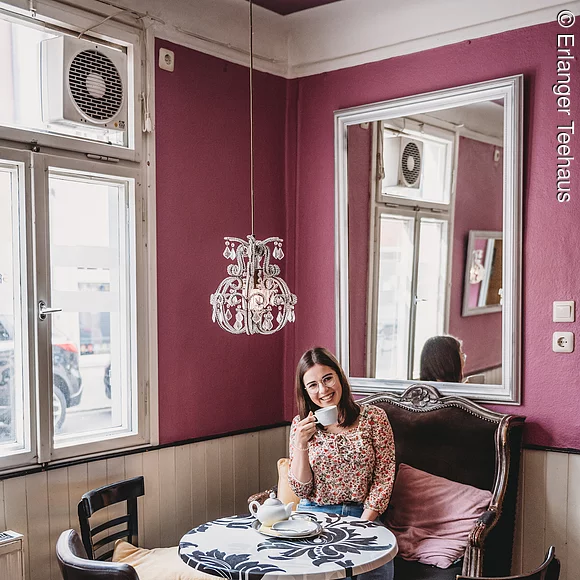 Innenraum, sitzgruppe in der Ecke, mit Person, Spiegel