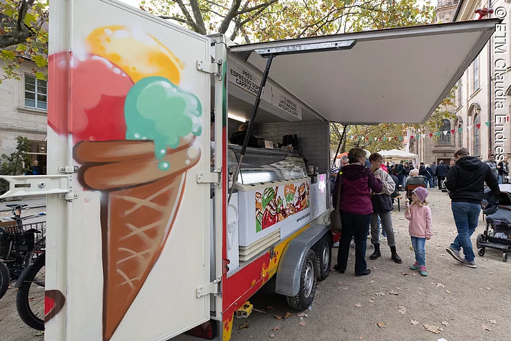 Leute am Eisstand bei "La dolce vita"