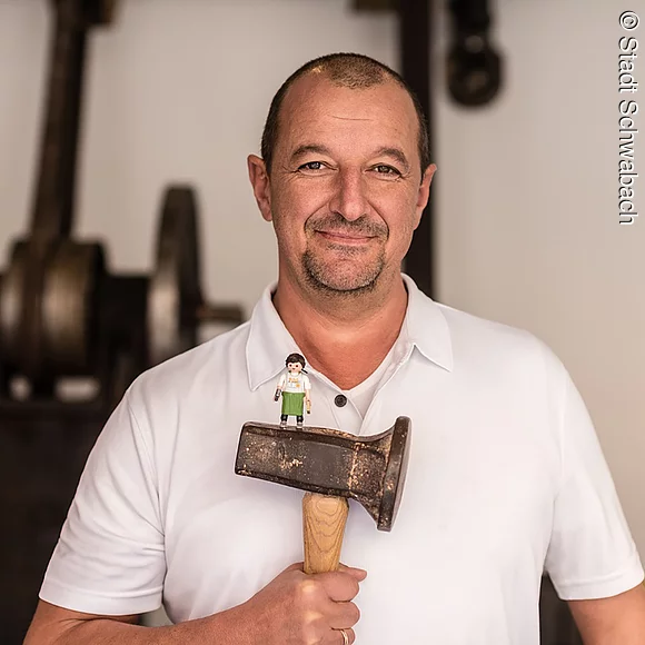 "Figur meets Reallife" - Fotoshooting mit dem Goldschlägermeister Werner Auer und der Playmobil-Sonderfigur zum 900-jährigen Jubiläum der Stadt Schwabach.