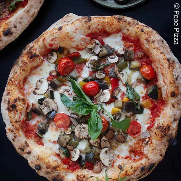 Eine Pizza groß mit Tomaten, Pilzen, Mozzarella, Basilikum