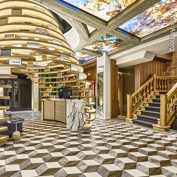 Optik Amberg Verkaufsraum innen mit Holz-Spirale für Brillenpräsentation