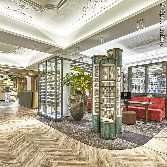 Optik Amberg Verkaufsraum Optik Amberg innen, edle Vitrinen mit Brillen, Weitwinkelaufnahme