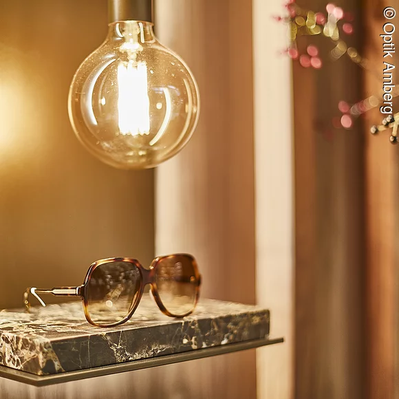 Optik Amberg Präsentation einer besonderen Brille, Beleuchtung von oben