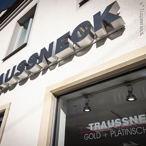 Traussneck Gold und Platin Fassade mit Schriftzug Traussneck Gold und Platin
