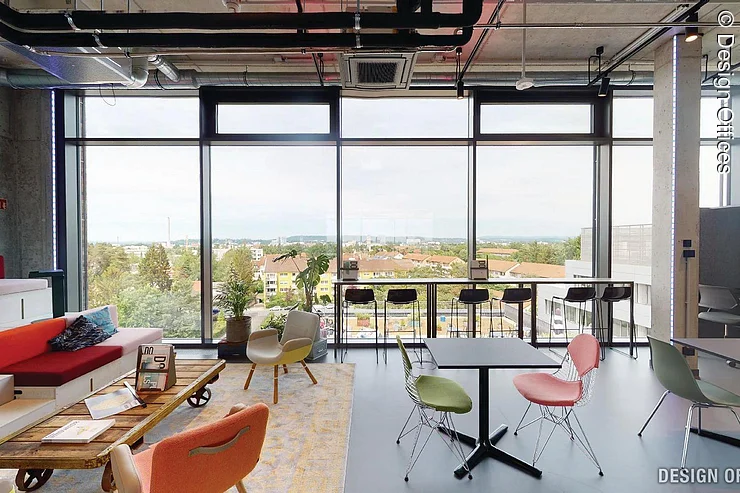 Lounge mit Ausblick über Erlangen in den Design Offices