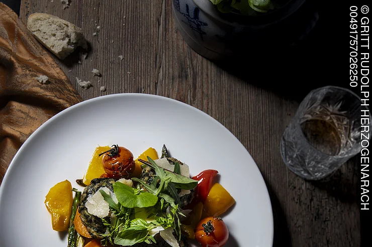 Essen schön angerichtet auf weißem Teller